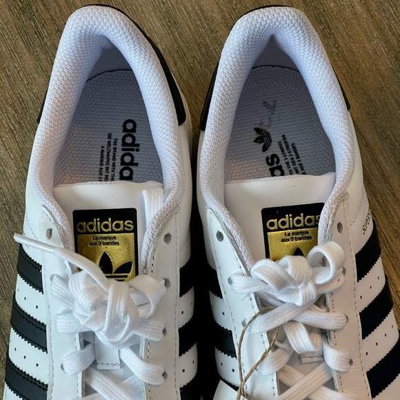 NIB ADIDAS SUPERSTAR CLOUD WHITE/BLACK SIZE 6 YOUTH - Picture 6 of 9